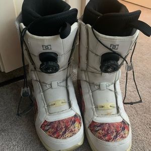 Snowboarding boots